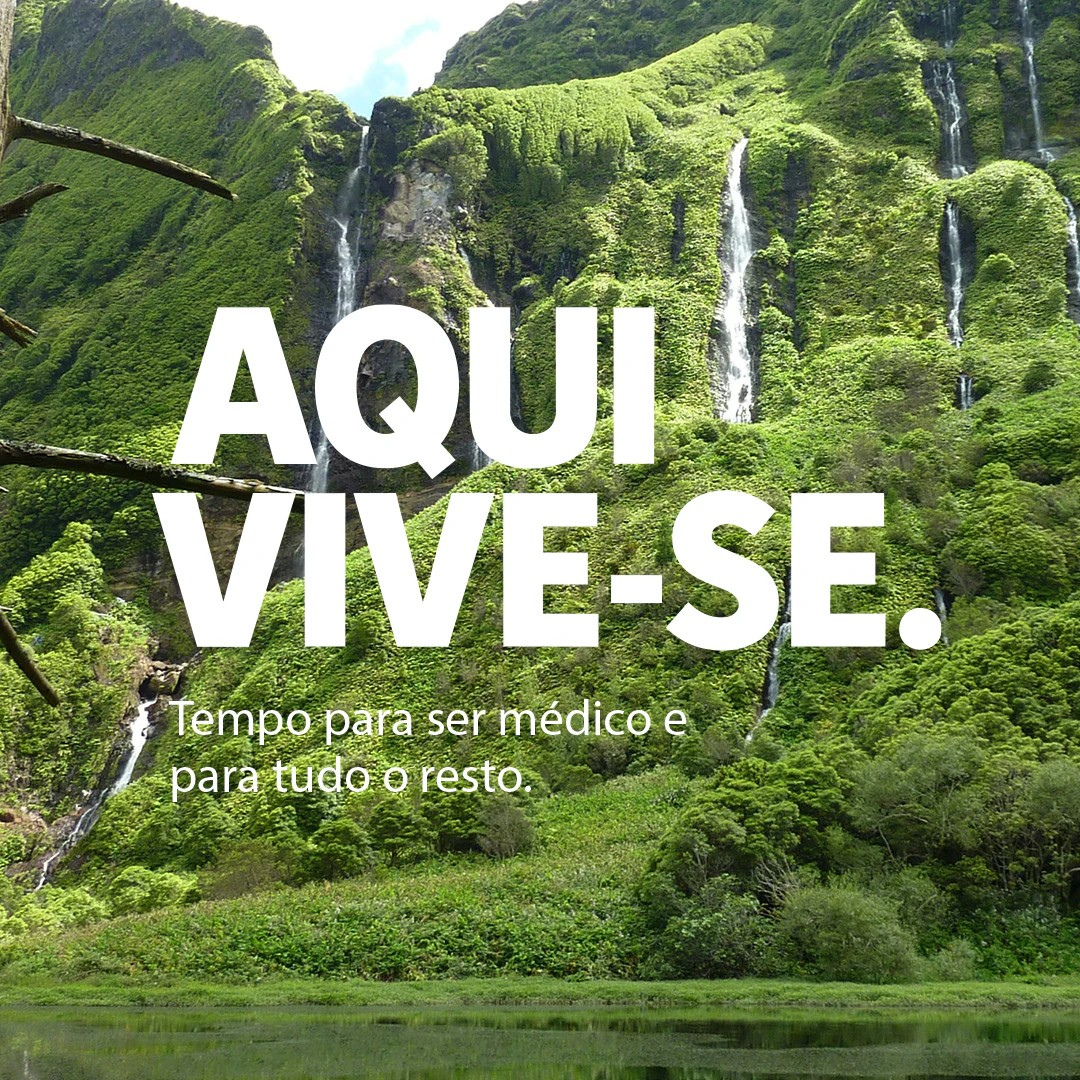 Cascata numa encosta coberta de verde, com o texto «Aqui vive-se. Tempo para ser médico e para tudo o resto.»