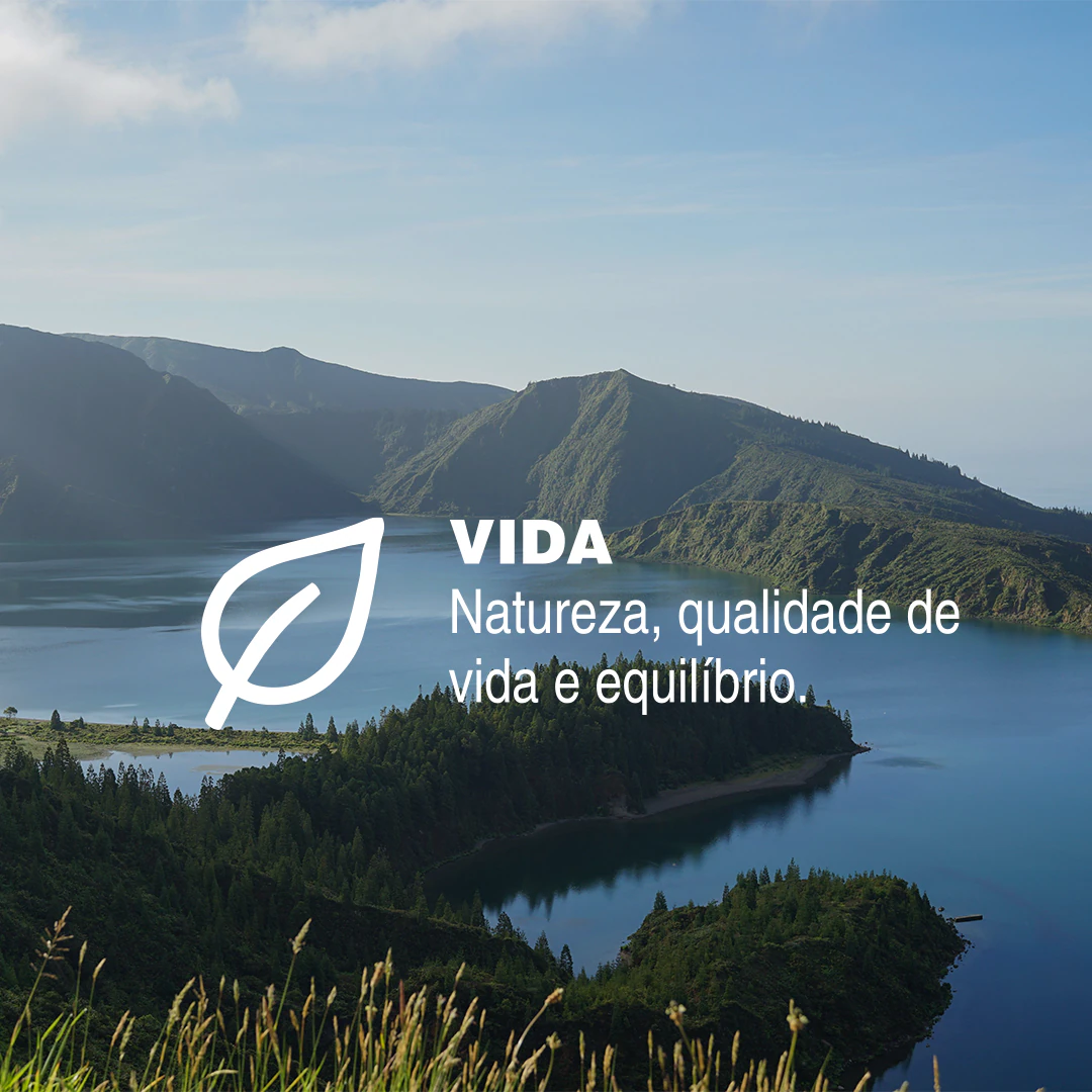 Lagoa entre montanhas, com o texto «Vida. Natureza, qualidade de vida e equilíbrio.»