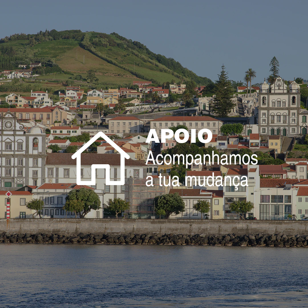 Vila à beira-mar, com o texto «Apoio. Acompanhamos a tua mudança.»