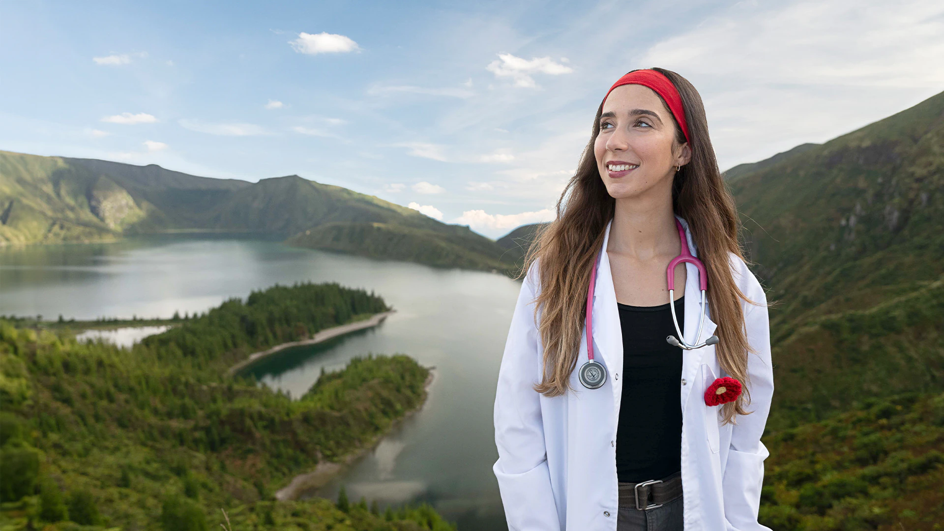 Médica com bata e estetoscópio, com a lagoa e as montanhas dos Açores ao fundo